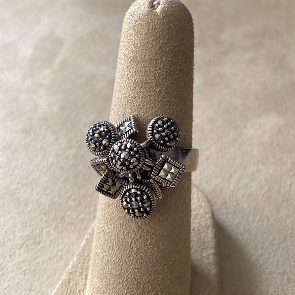 Marcasite silver charm ring - Picture 3 of 7